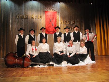 Prireditev Druži naju ples in petje posvečena dnevu žena